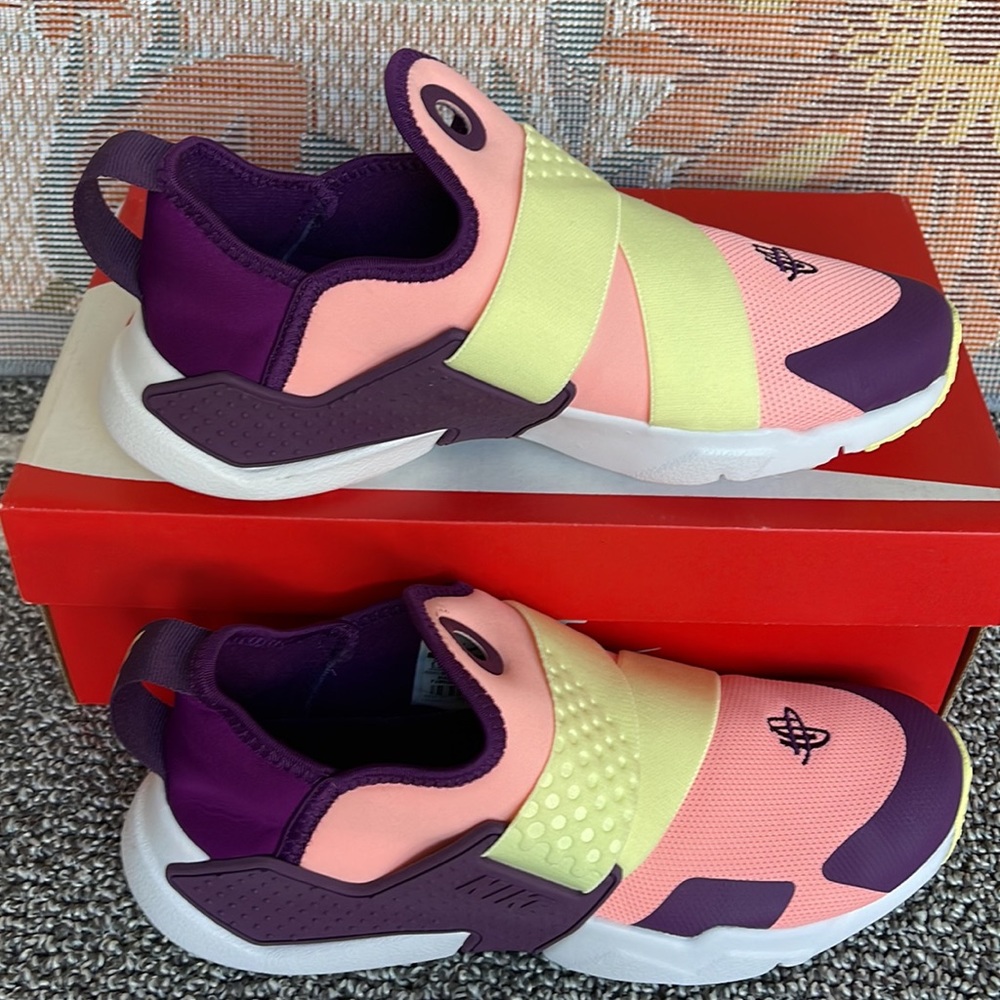 NIKE WMNS HUARACHE EXTREME
PINK TINT / CITRON TINT
Sneakers
AV8239 600 - Picture 3 of 16